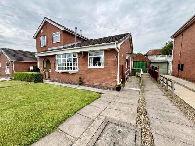 Bungalow for sale in Scholes, West Yorkshire