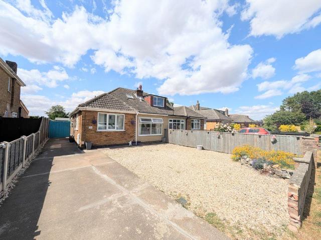 Bungalow for sale in Holton le Clay, Belleau