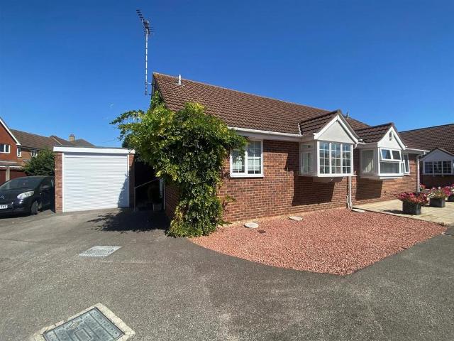 Bungalow for sale in Stroud Green, Barling