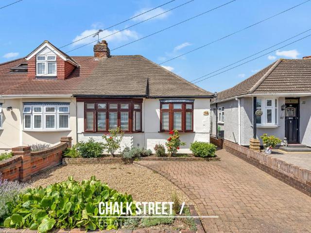 Bungalow for sale in Hornchurch, Greater London