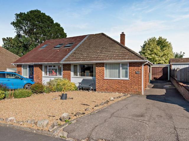 Bungalow for sale in Allington, Midway