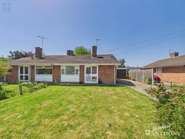 Bungalow for sale in Weston Turville