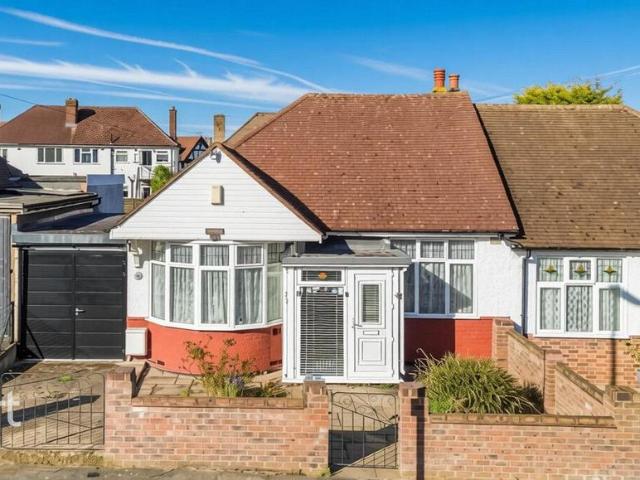 Bungalow for sale in London Borough of Ealing, Greenford