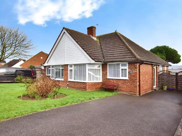 Bungalow for sale in Allington, Midway