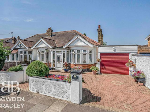 Bungalow for sale in Newbury Park, Greater London