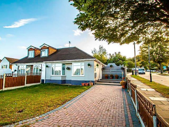 Bungalow for sale in Alton Barnes, Essex