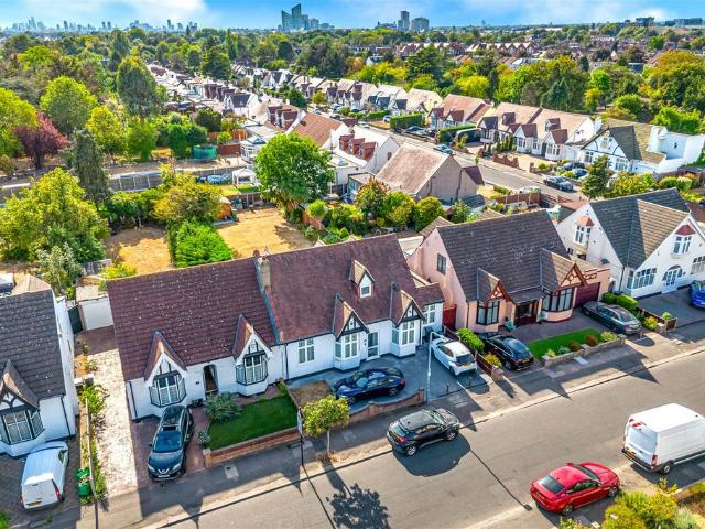 Bungalow for sale in Seven Kings, Greater London