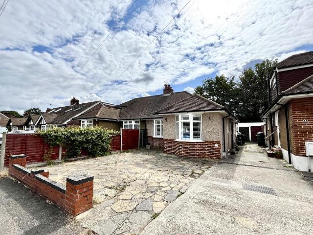 Bungalow for sale in Chessington, Hook