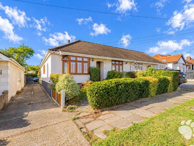 Bungalow for sale in Vange, Basildon