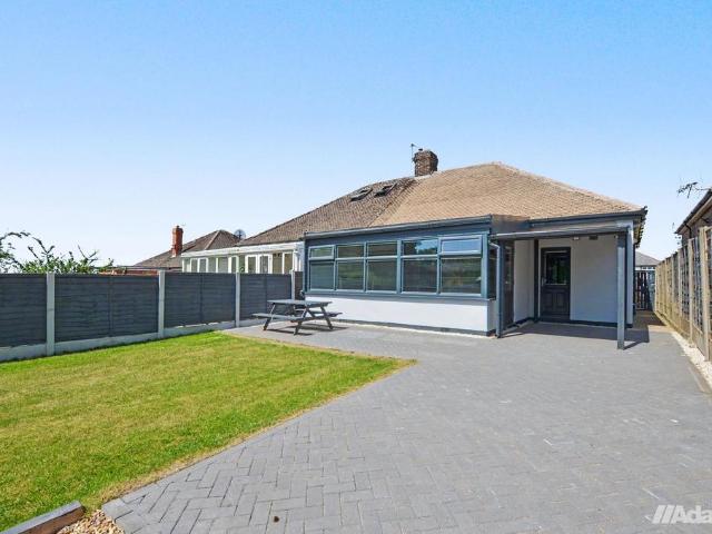 Bungalow for sale in The Brow, Halton