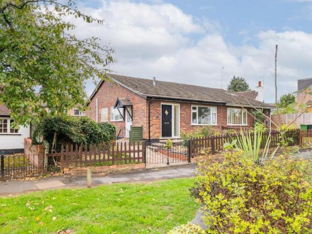 Bungalow for sale in Whitnash, Warwick
