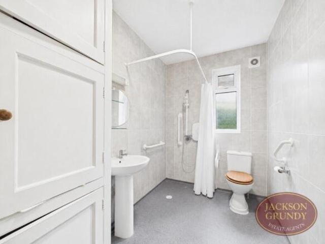 Bungalow for sale in Headlands, Northampton