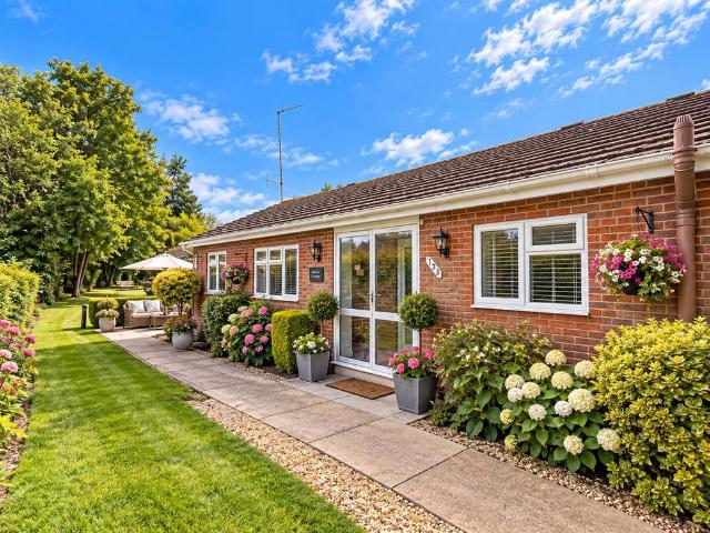 Bungalow for rent in Dora's Green, Hart