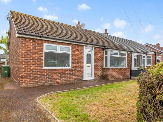 Bungalow for rent in Lingley Green, Warrington