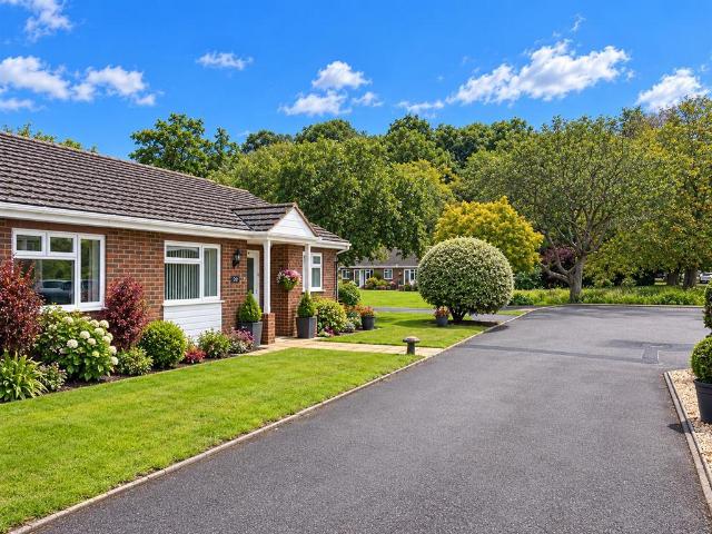 Bungalow for rent in Dora's Green, Hart