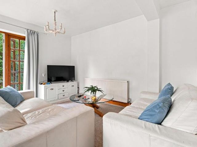 House for rent in Heol-las, Surrey