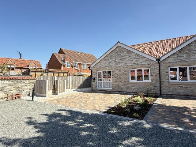 Bungalow for rent in Barholm, Lincolnshire