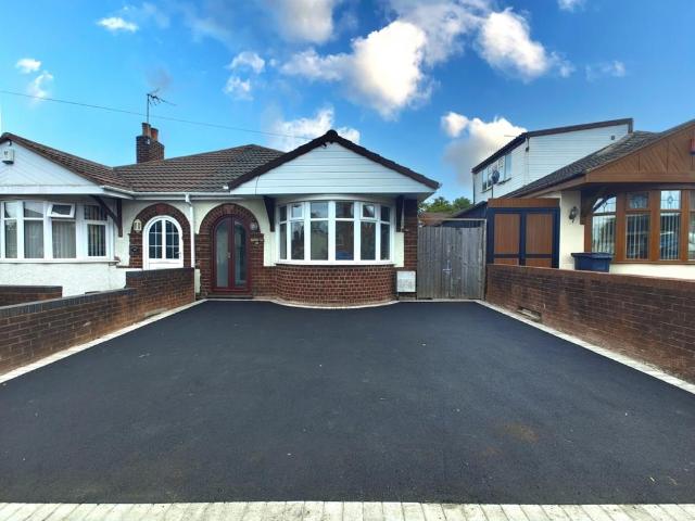 Bungalow for rent in Coseley, West Midlands