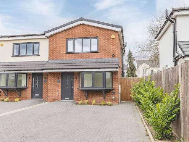Semi Detached House for sale in Slough, Myrke