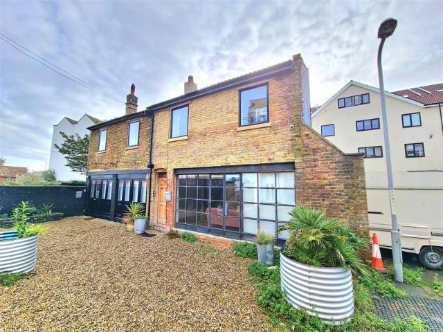 Farm for sale in Cliftonville West, Acol