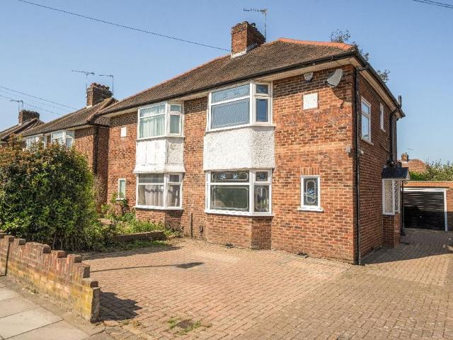House for sale in South Stanmore, Greater London