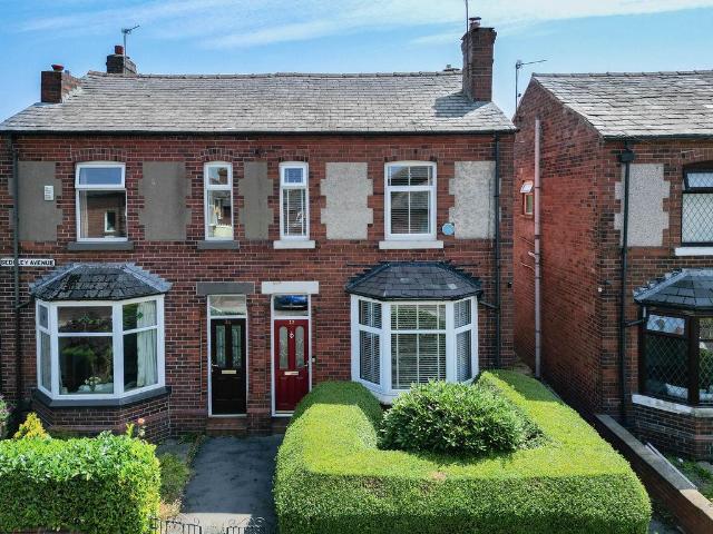 House for sale in Lower Place, Burnedge