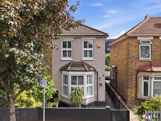 House for sale in Rush Green, Greater London