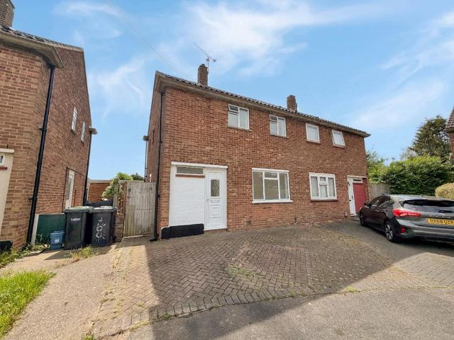 House for sale in Spring Park, Luton