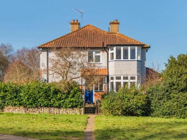 House for sale in Hatching Green, Five Acres
