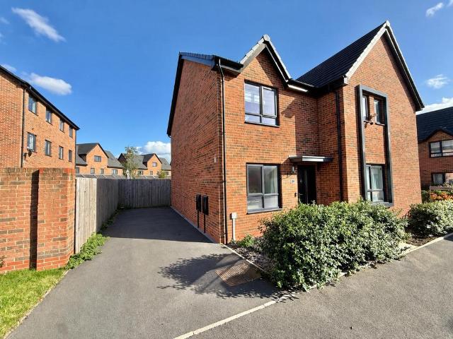 House for sale in Crown Point, Tameside