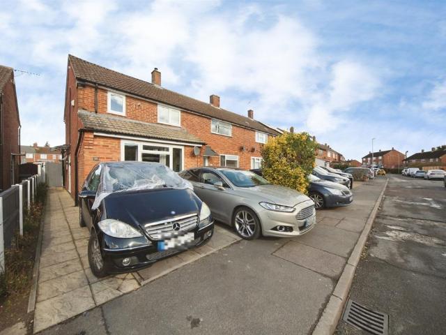House for sale in Spring Park, Luton