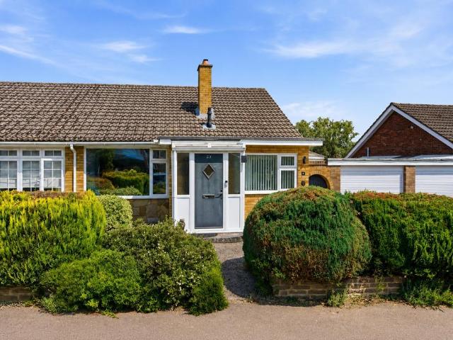 House for sale in How Wood, Five Acres