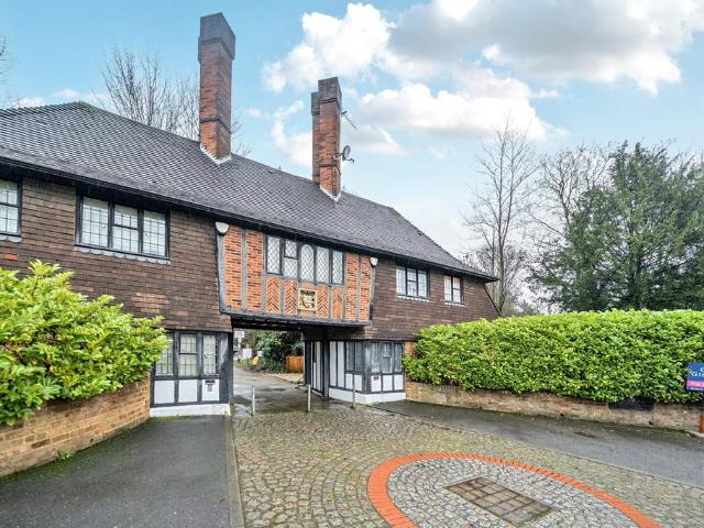 House for sale in Little Stanmore, Greater London