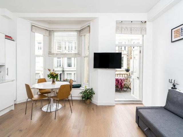 Flat for sale in West Kensington, Greater London