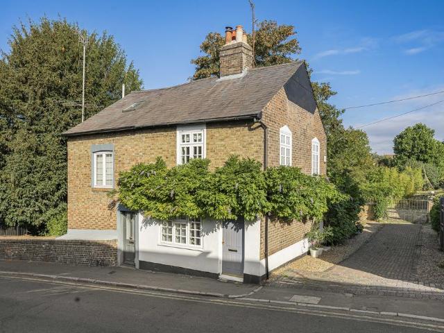 House for sale in Ashlyns Estate, Pouchen End