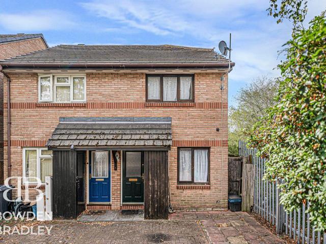 House for sale in Newbury Park, Greater London