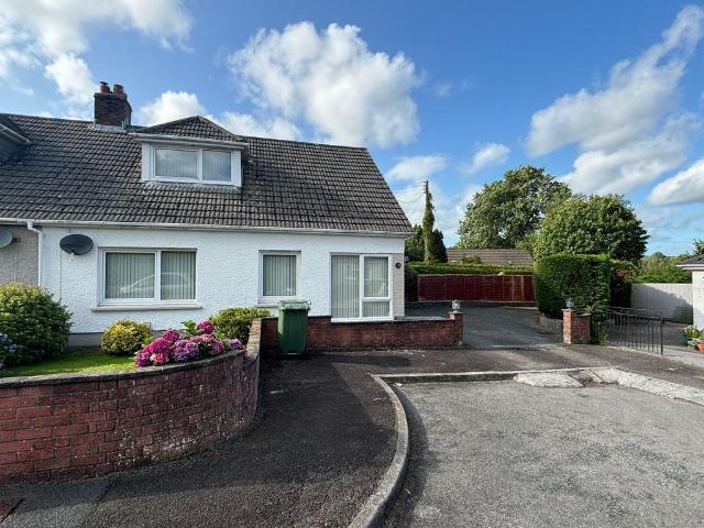 House for sale in Pentre cwrt, Saron