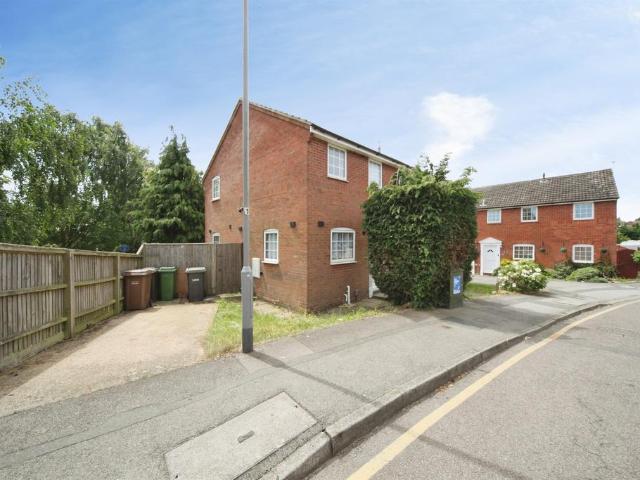 House for sale in Spring Park, Luton