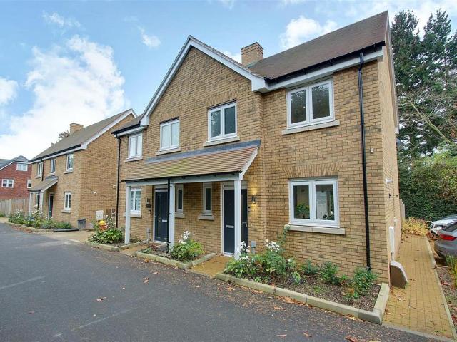 House for sale in Counters End, Pouchen End