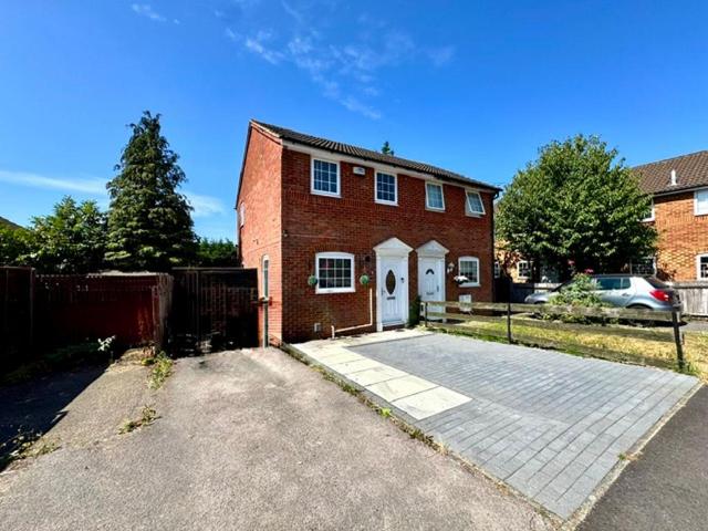 House for sale in Spring Park, Luton