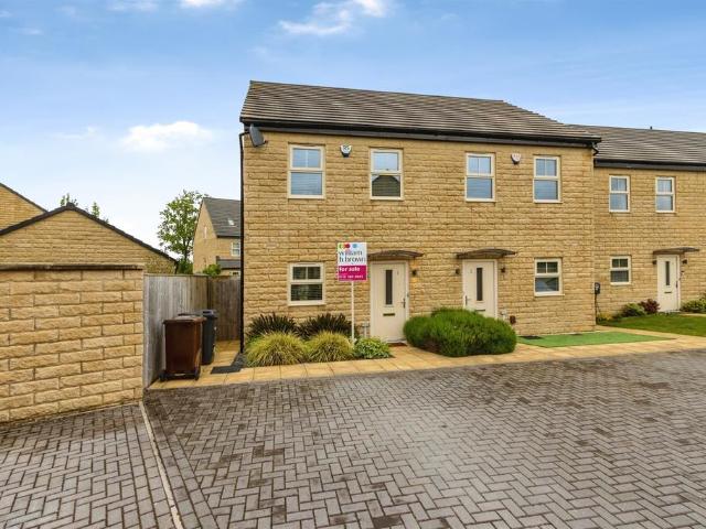 House for sale in Whinmoor, West Yorkshire