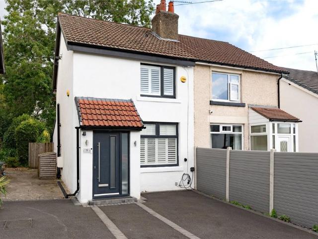 House for sale in Farsley, West Yorkshire