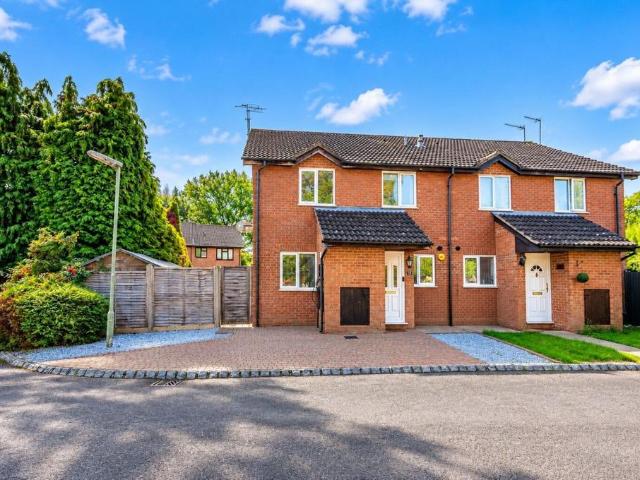 House for sale in Goldsworth Park, Woking