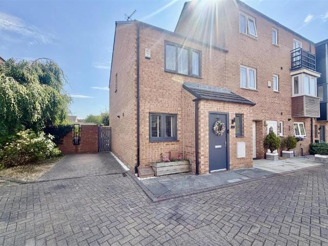 House for sale in Allerton Bywater, West Yorkshire