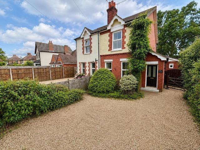 House for sale in Heol-las, Surrey