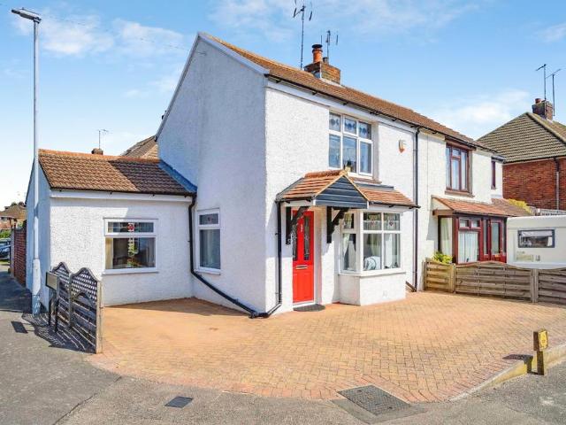 House for sale in Spring Park, Luton