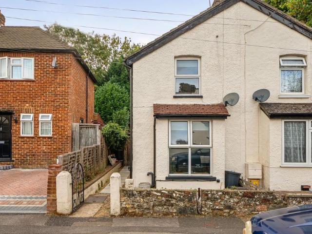 House for sale in Caterham on the Hill, Hillview