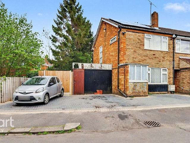 House for sale in Spring Park, Luton