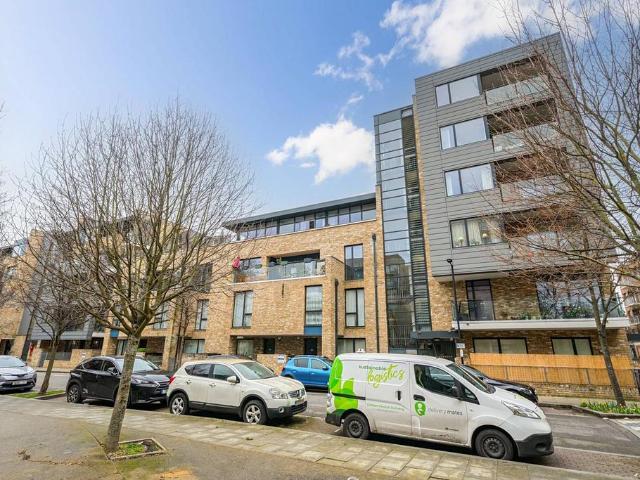 Flat for sale in Walworth, Greater London