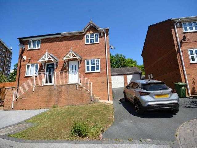 House for sale in Farnley, West Yorkshire